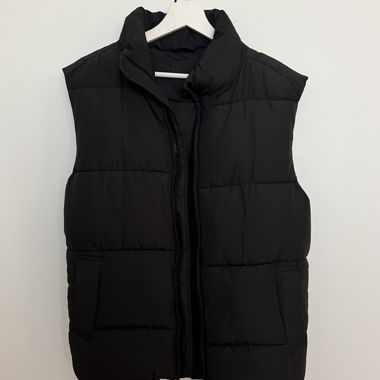 Schlichte schwarze Weste für Alltag & Outdoor