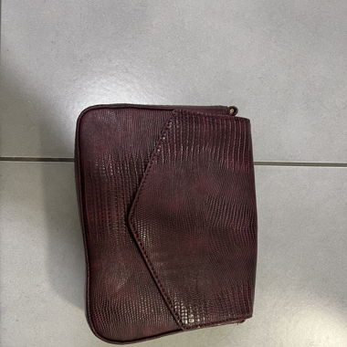 Schlangenlederlook Handtasche in rubinrot