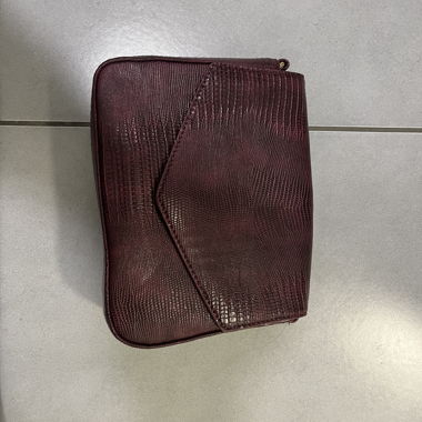 Schlangenlederlook Handtasche in rubinrot