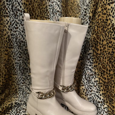 Stiefel mit goldener Kette