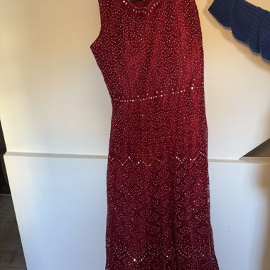 Robe de soirée longue rouge avec ornements