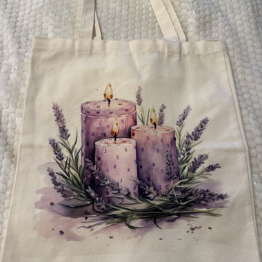 Handgemachte Leinwandtasche mit Kerzen