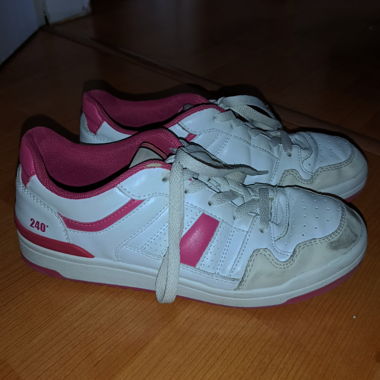Pink and white baskets