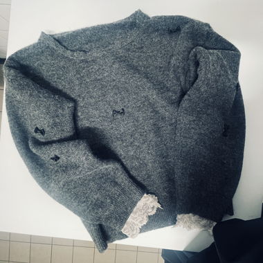 Pull en maille gris avec dentelle