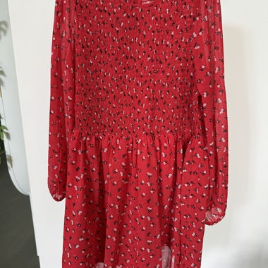Robe ASOS Petite rouge à fleurs smockées