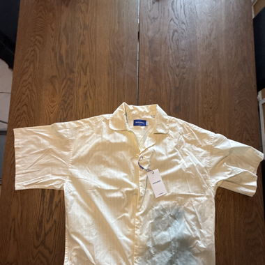 Chemise jaune pale avec rayures 