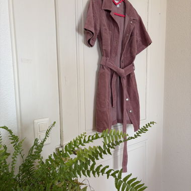 Rosa Cordkleid mit Gürtel