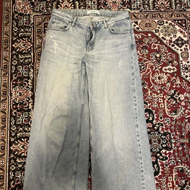 Light Wide-Leg Jeans