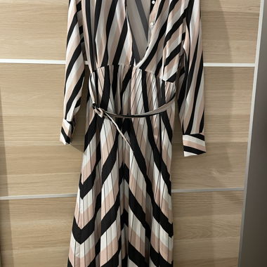 Langes gestreiftes MNG-Kleid mit Gürtel