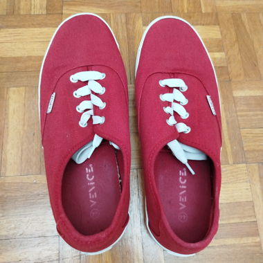 Rote Low-Top-Sneaker aus Stoff
