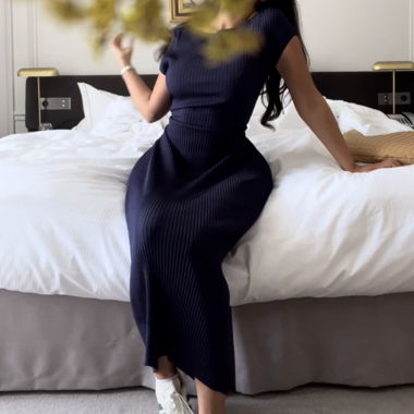 COS Marineblaue Plissé-Midikleid