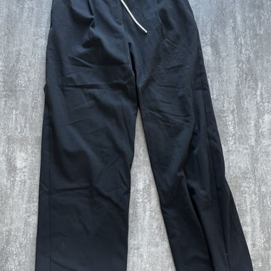 Weite schwarze Hose
