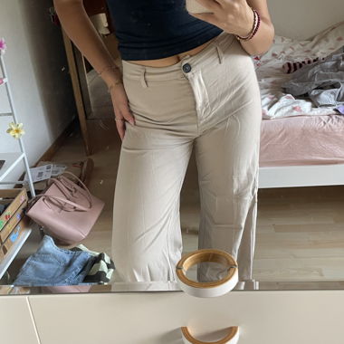 Pantalon en tissu beige Bershka