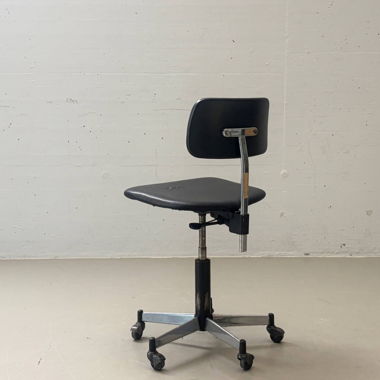 Funktionaler Industrie-Drehstuhl von GiroFlex 