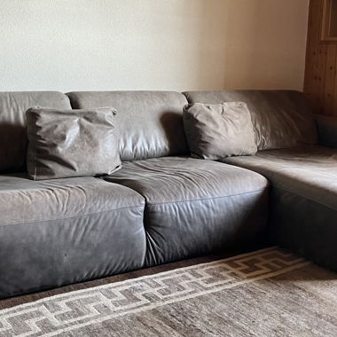 Grande divano ad angolo grigio