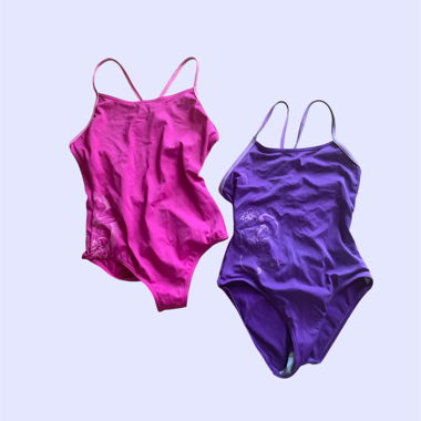Einteilige Badeanzüge in Lila und Fuchsia