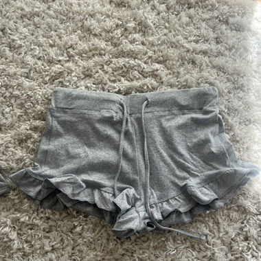 Graue Ruffle-Shorts