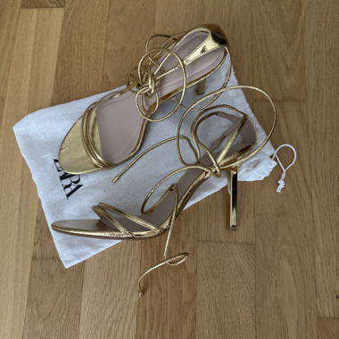 Zara Goldene Schnür-Heels