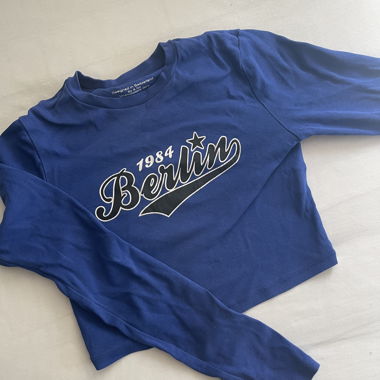 Maglia a maniche lunghe corta blu con scritta Berlin