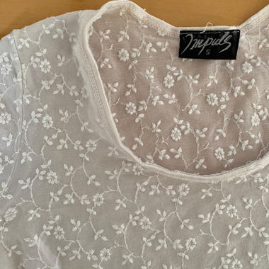 Top in mesh bianco floreale