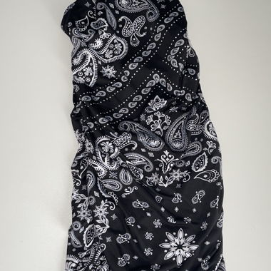 Robe noire à encolure halter cachemire