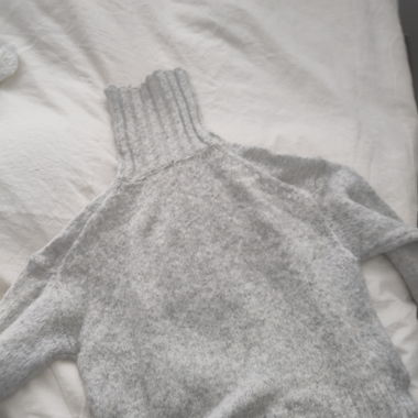 Grauer Rollkragenpullover
