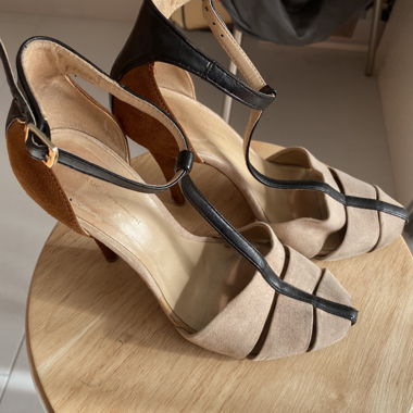 Sandali con tacco beige e neri