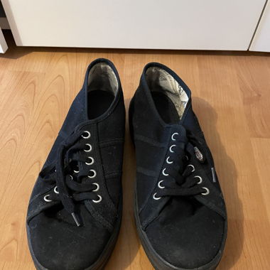 Schwarze Sneakers mit flatform