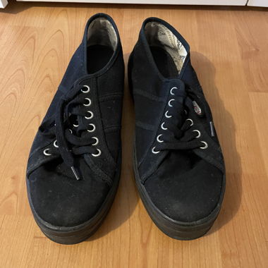 Schwarze Sneakers mit flatform