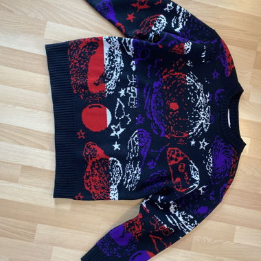 Pull en tricot sombre à motifs