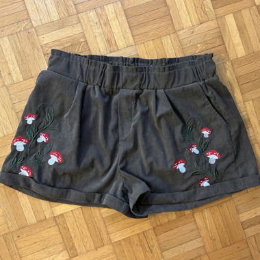 Shorts con funghi