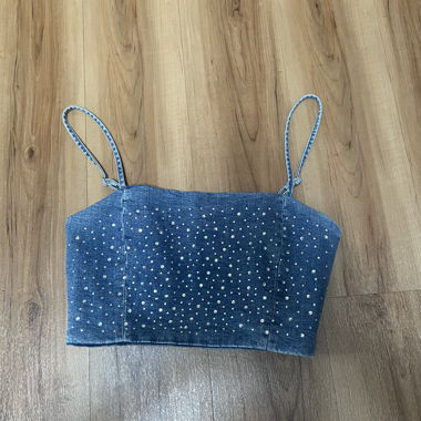 Top denim con strass
