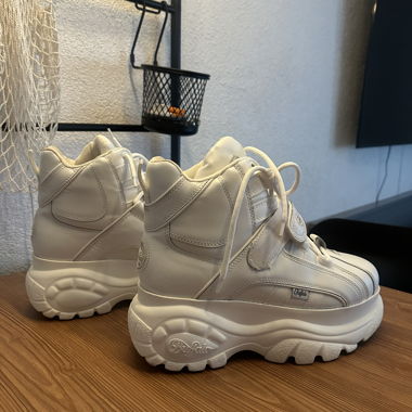 Sneakers bianche Buffalo con zeppa
