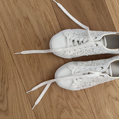 weisse Sneakers