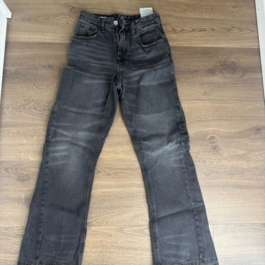 Jeans svasati neri con orlo grezzo