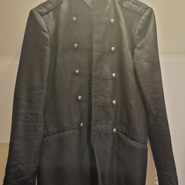 Schwarzer Blazer Militärstil