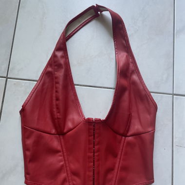 Rotes Kunstleder-Top