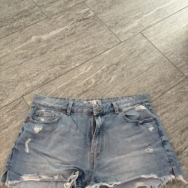 Kurze Jeanshose
