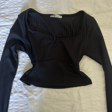 Haut noir avec décolleté en V et en U