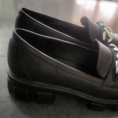 schwarze Loafers