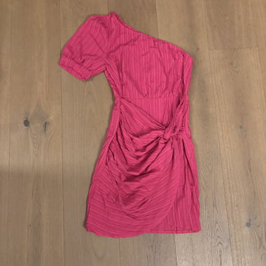 Robe asymétrique rose à une manche