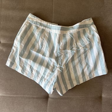 Shorts rayés à boutons devant