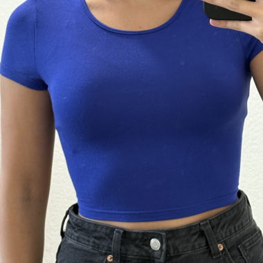 Top blu con apertura sul retro