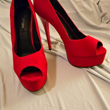 Rote Plateau-Pumps