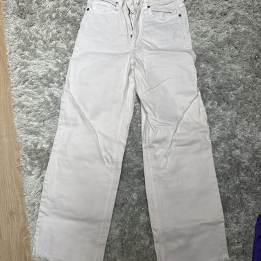 White High-Waist Jeans