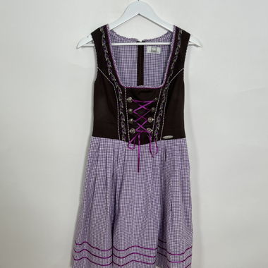Lila Dirndl-Kleid