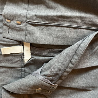 Hoch taillierte, plissierte, weit geschnittene Hose