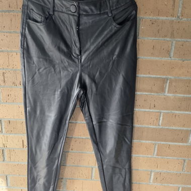 Pantalon en simili cuir noir FB Sister Taille M