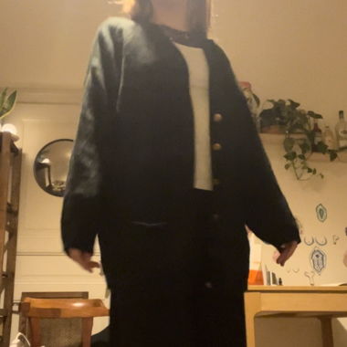 Schwarze Strickjacke mit goldene Knöpfen