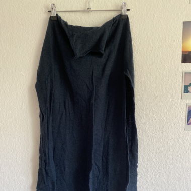 Dunkelblauer langer Pullover
